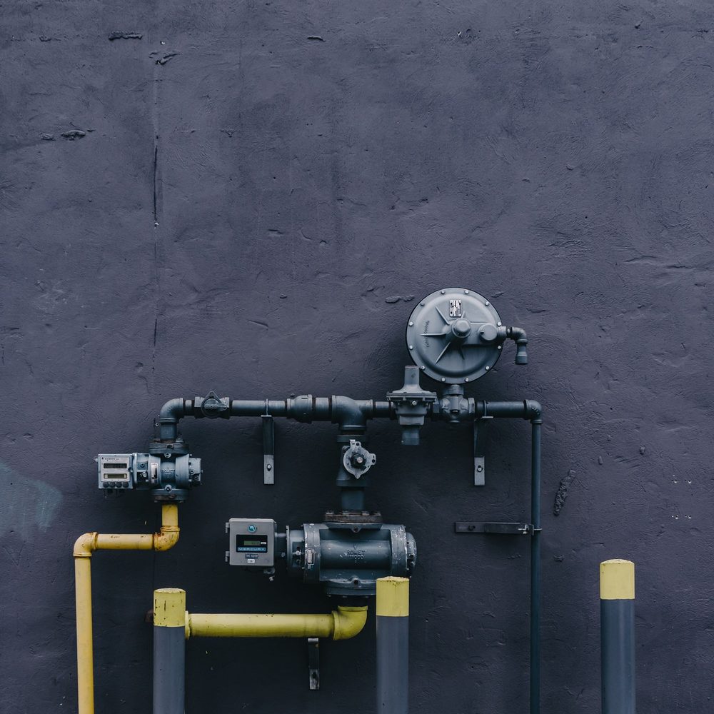 Plumbing connections for a water treatment installation